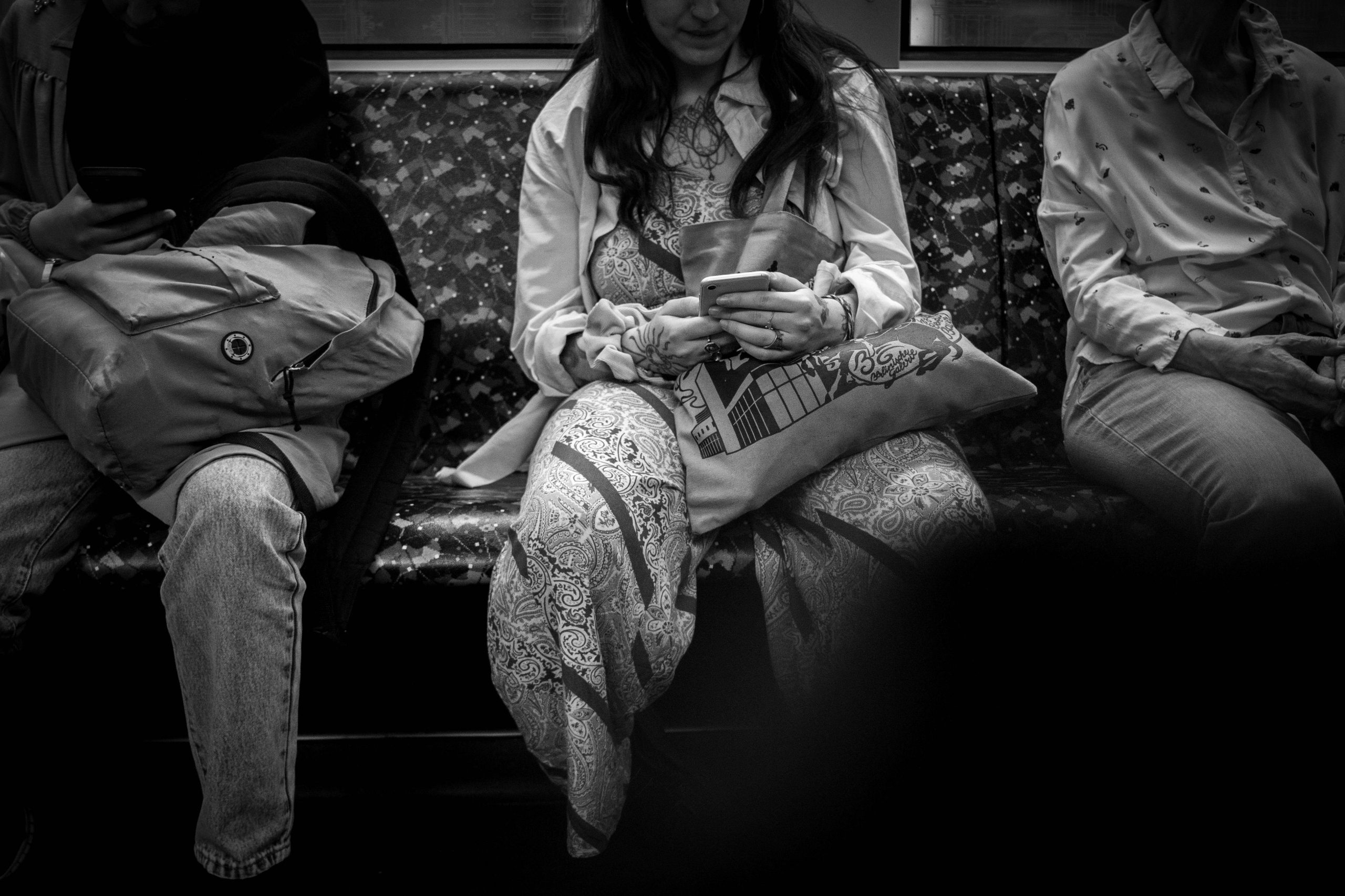 frau mit ihrem smartphone in der berliner u-bahn